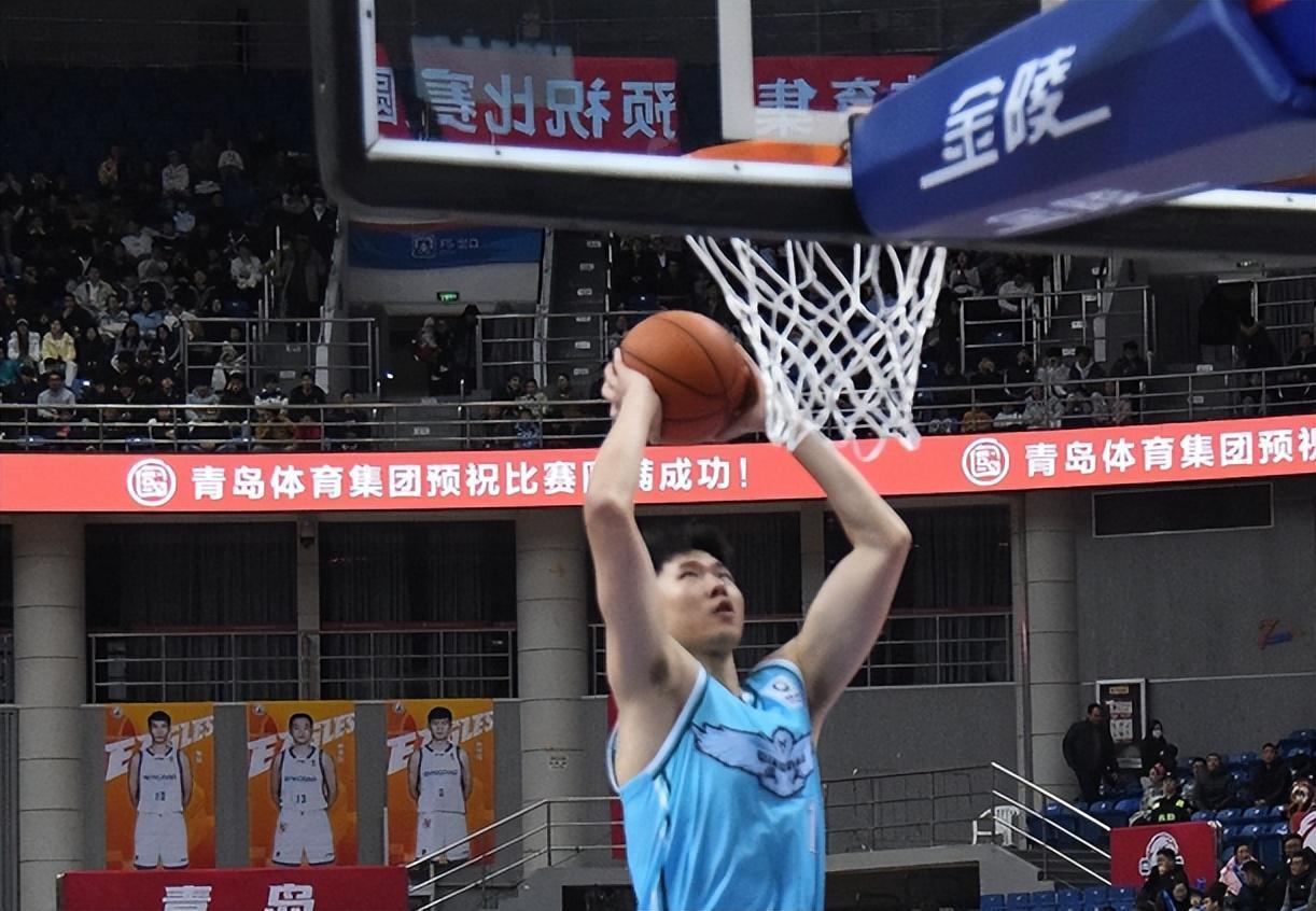 搜狐体育首页-7分险胜！青岛男篮力克广州 首发齐上双+米奇两双 郭艾伦空砍25分